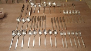 Silver plate 31 cm ladle, 25 cm carving fork and 22 cm serving spoon, 20 cm table spoon, 19 cm fork, net weight 1980 grams, 13 cm coffee spoons and knives