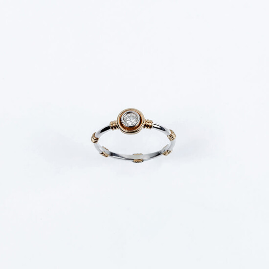 Solitaire ring in bicolor gold with a clean white...