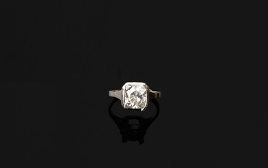 Solitaire ring in platinum (850th), set with... - Lot 19 - Varenne Enchères