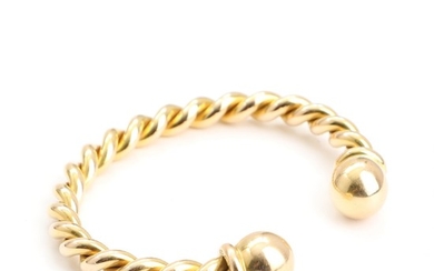 Søren Weitemeyer: An 18k gold twisted cuff bracelet. Inside L. app. 15 cm. Weight app. 77.5 g.