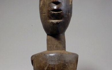 Statuette Makua (Tanzanie) Etrange statuette à la tête démesurée par rapport à son corps. Visage...