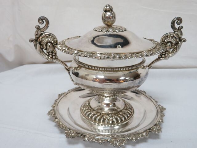 Sugar bowl and its frame in silver punch Old man with gadrooned decoration. Shaped like a fruit. Net weight 644 g. Height: 13 cm.