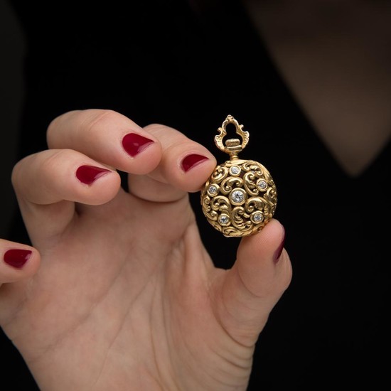 TIFFANY & C° pour MARCUS & C° ANNEES 1890 MONTRE DE COL ARABESQUES A diamond, enamel and gold pendant watch by TIFFANY & C° for MARC...
