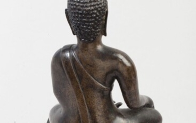 Thaïlande, Xxe siècle. Deux Bouddha en bronze de patine brune assis en médiation sur un...