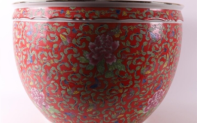 Un bocal à poisson en porcelaine, Chine, 21e siècle. Décor polychrome de papillons et de...