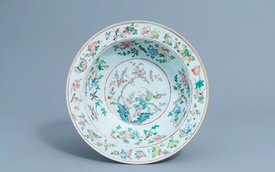 Un bol en porcelaine de Chine famille rose à décor d'oiseaux parmi des branches fleuries, 19ème siècle