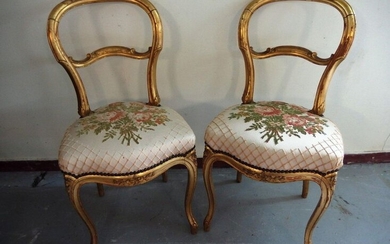 Une paire de chaises de style Louis-Philippe...