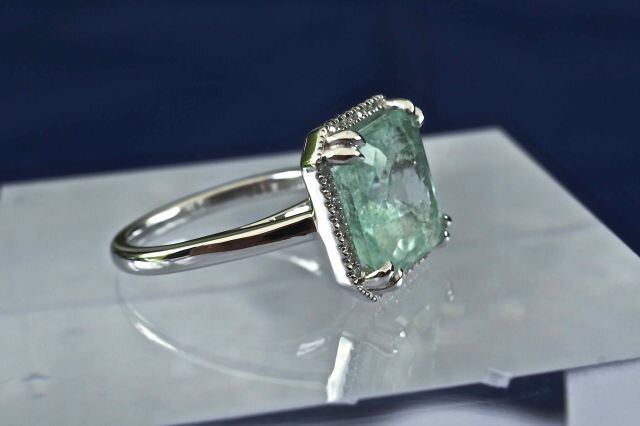 Unique piece by the designer Dorian SELOSSE. Exceptional and rare transparent emerald green Quartz of 4.90 carats certified, on a large 18 kt white gold ring with natural brilliant-cut diamonds surrounding it for a total of 0.10 carat. size: 52 (can...
