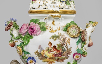 Vase pot-pourri Meissen à décor floral et ouaté Sur un pied rond à plusieurs compartiments,...