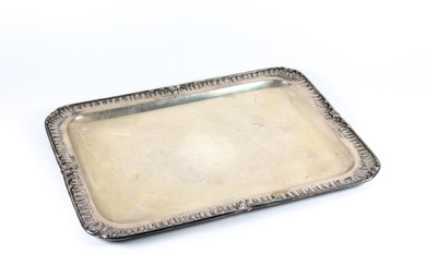 Vassoio rettangolare in argento con bordura a volute fogliate (g 2200) (cm 52x38,5) (lievi difetti)
