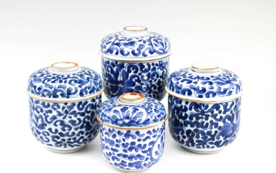 Vier Chinese blauw wit porseleinen dekselpotten