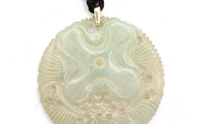 Vietnamese pendant in carved and openwork jade from the Nguyễn Dynasty, late 19th - early 20th Century.