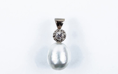 Vintage pendant in white gold with a brilliant white...