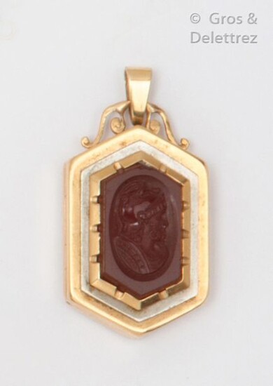 Yellow gold opening pendant, decorated with an intaglio on carnelian representing a warrior in ancient times. Gross weight : 12,2g. (bumps)