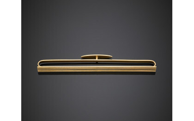 Yellow grooved gold tie bar, g 6.50, length cm 7 circa. Marked 750-78 VI BREV DEP.Read more