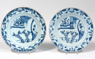 paire de plats chinois du 18e siècle en porcelaine à décor de jardin bleu-blanc Paire...