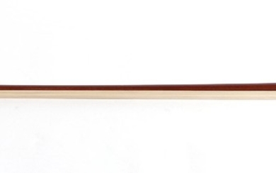 Einn silbermontierter Violinbogen von C. A. Hoyer, die runde Stange ist gestempelt: C. A. HOYER