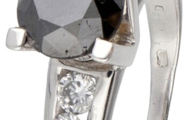 14 kt. Witgouden shoulder ring bezet met ca. 2.34 ct. witte en zwarte diamant.