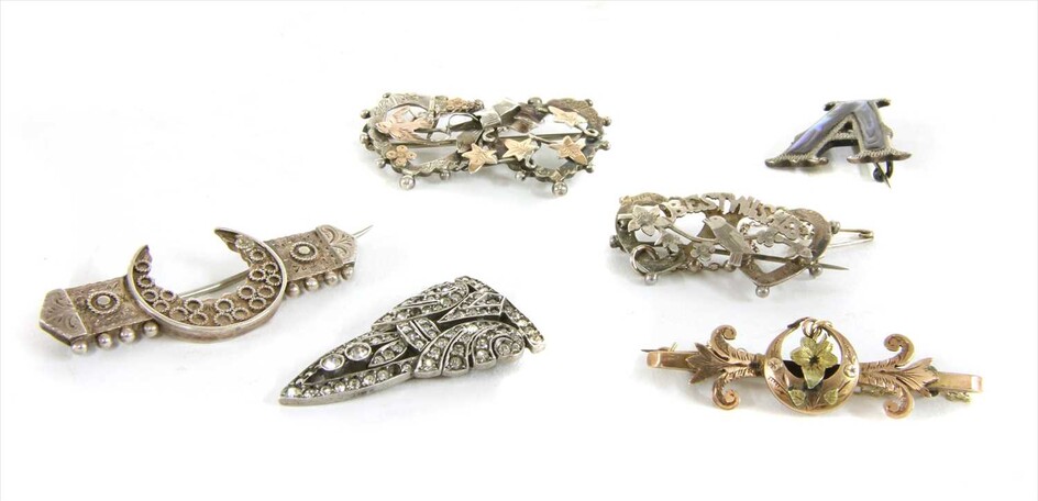 A quantity of Victorian and later brooches
