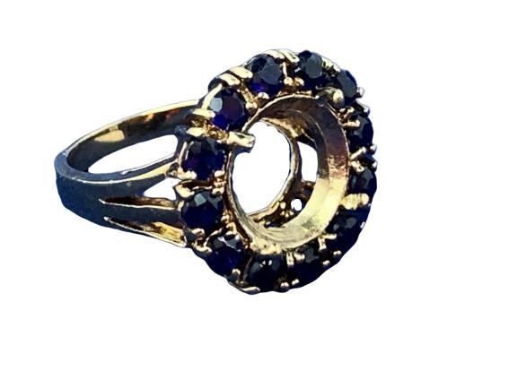 14K GOLD RING WITH A CIRCLE OF SAPPHIRES