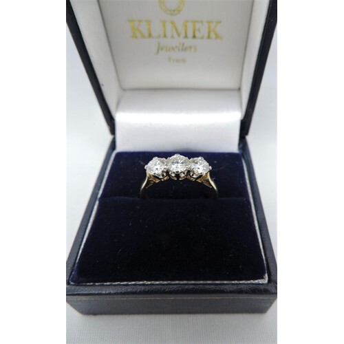 18ct Gold Three Stone Diamond 0.95ct Ring - Size L - 3.2gms