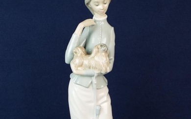 Large Lladro figurine of an elegant woman holding a little dog. 15 inches tall. In excellent conditon