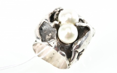 A BAROQUE PEARL RING BY MATCHAM SKIPPER IN STERLING SILVER, SIZE N