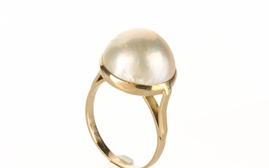 689640 Mabé cultured pearl of 18 kt