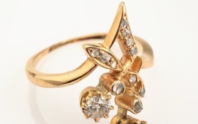 8 kt gold ring with diamonds and sapphire...