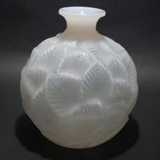 René Lalique Opalescent Glass 'Ormeaux' vase