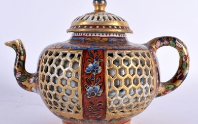 A 17TH/18TH CENTURY CHINESE EXPORT CLOBBERED IMARI RETICULATED TEAPOT AND COVER Kangxi/Yongzheng, pa