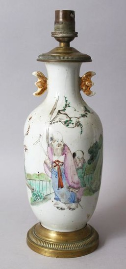A 19TH CENTURY CHINESE FAMILLE ROSE PORCELAIN VASE /