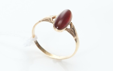 A CARNELIAN RING IN 9CT GOLD, CIRCA 1900, SIZE T, 2.3GMS