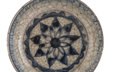 A CHINESE WHITE AND BLUE PORCELAIN DISH. 20TH CENTURY.