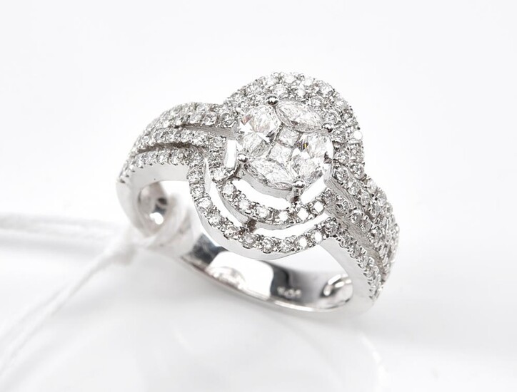 A DIAMOND DRESS RING TOTALLING 1.00CT, IN 18CT WHTE GOLD, SIZE M, 6GMS