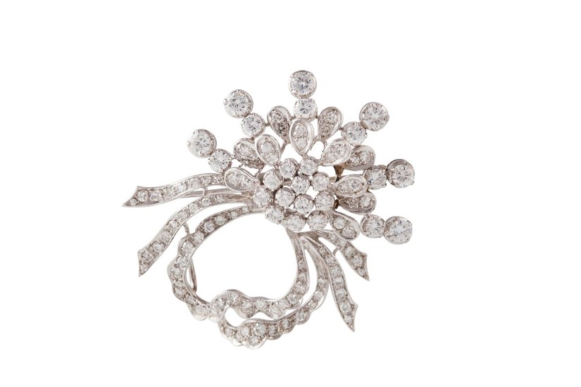 A DIAMOND FLORAL SPRAY BROOCH/ PENDANT of approx, 3.00 ct in...