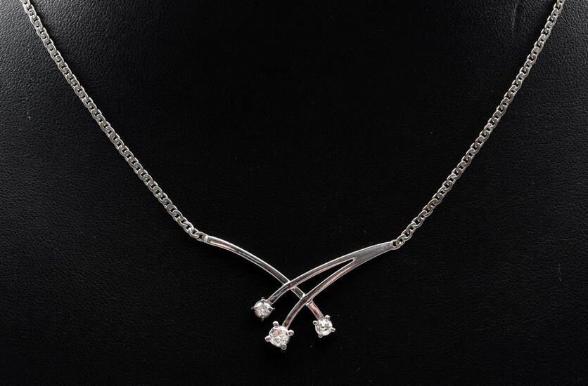 A DIAMOND PENDANT NECKLACE TOTALLING APPROXIMATELY 0.35CTS, IN 18CT WHITE GOLD, 6.3 GRAMS