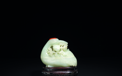 A FINELY-CARVED WHITE JADE 'CRANE AND PEACH' BOX AND COVER