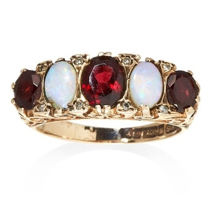 A GARNET AND OPAL FIVE STONE RING in 9ct yellow gold