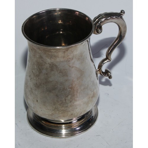 A George III silver bell shaped mug, acanthus capped double-...