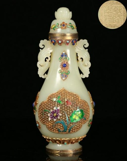 A HETIAN JADE WITH GILT SILVER FLOWER PATTERN VASE