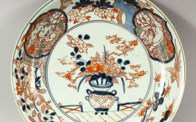 A JAPANESE IMARI / ARITA PORCELAIN DISH, painted with a