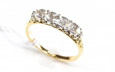 A LATE VICTORIAN FIVE STONE DIAMOND RING IN PLATINUM AND 18CT GOLD, CIRCA 1900s, SIZE L-M, 2.3GMS