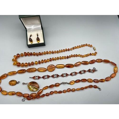 A Lot of vintage amber bead necklaces, pendants and bracelet...