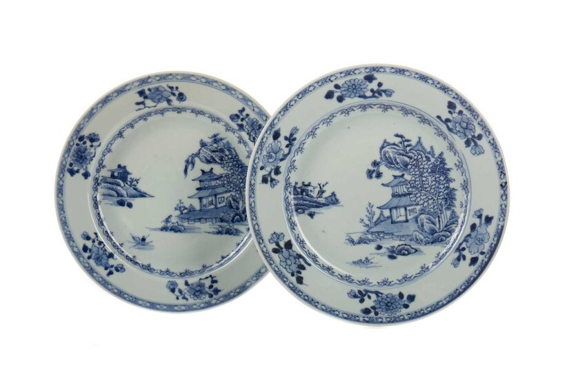 A PAIR OF CHINESE BLUE AND WHITE CIRCULAR PLATES