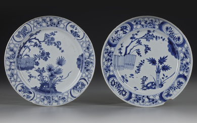 A PAIR OF CHINESE BLUE AND WHITE DISHES, KANGXI PERIOD (1662-1722)