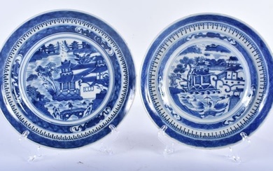 A PAIR OF LATE 18TH/19TH CENTURY CHINESE BLUE AND WHITE PORCELAIN DISHES Late Qianlong/Jiaqing. 19 c