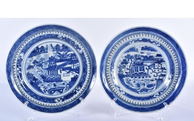 A PAIR OF LATE 18TH/19TH CENTURY CHINESE BLUE AND WHITE PORC...