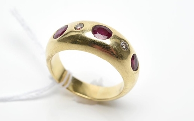 A RUBY AND DIAMOND DOME RING IN 18CT GOLD, SIZE M