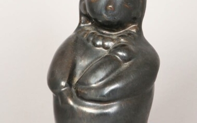 A SCULPUTRE IN THE FORM OF A MOTHER AND CHILD